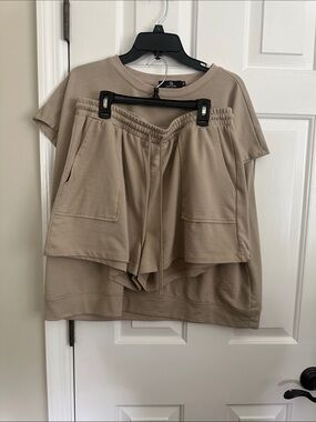 Illusory sheer top 
Beautiful
Large